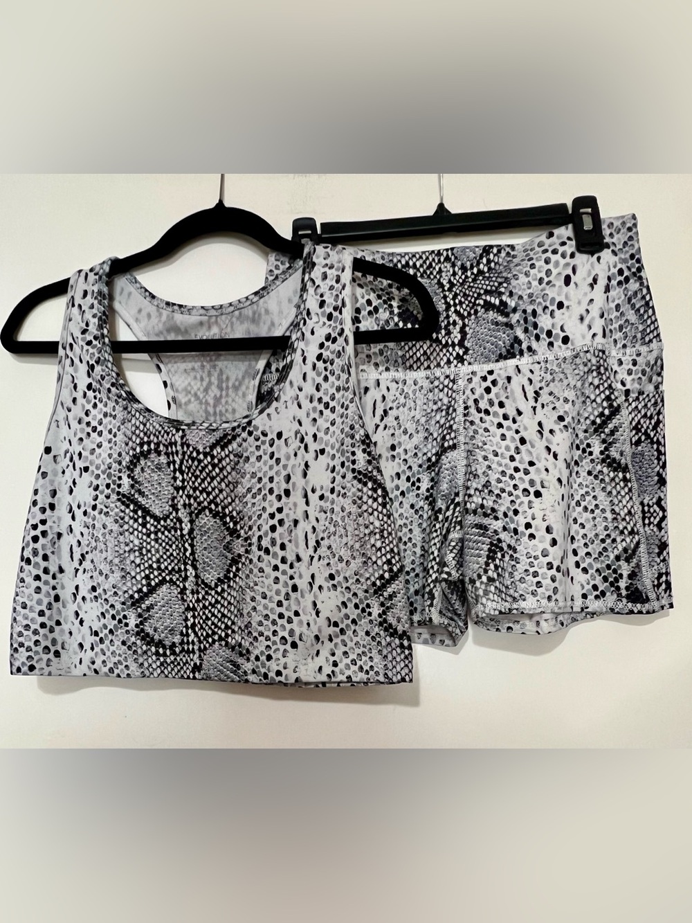 2 PC Evolution and Creation Black & White Snake-Print Active Set